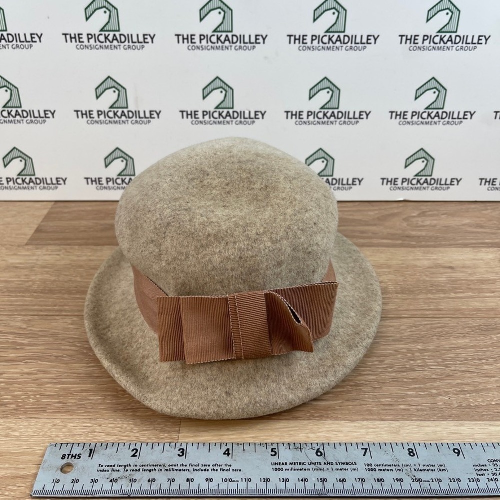 Merrimac Vintage Wool Felt Cloche Hat Beige Oatmeal Grosgrain Bow Ribbon Pin